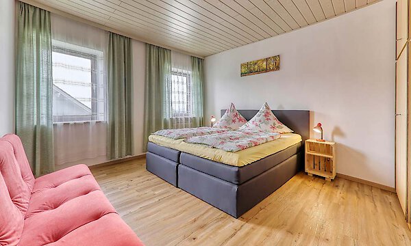 Schlafzimmer mit Doppelbett - Ferienhaus in St. Oswald